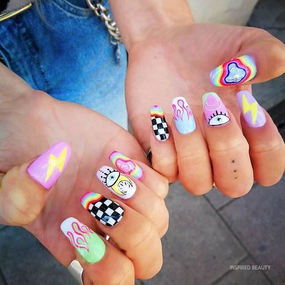 manicura con stickers retro en colores fluorescentes; Ideas para manicura aesthetic