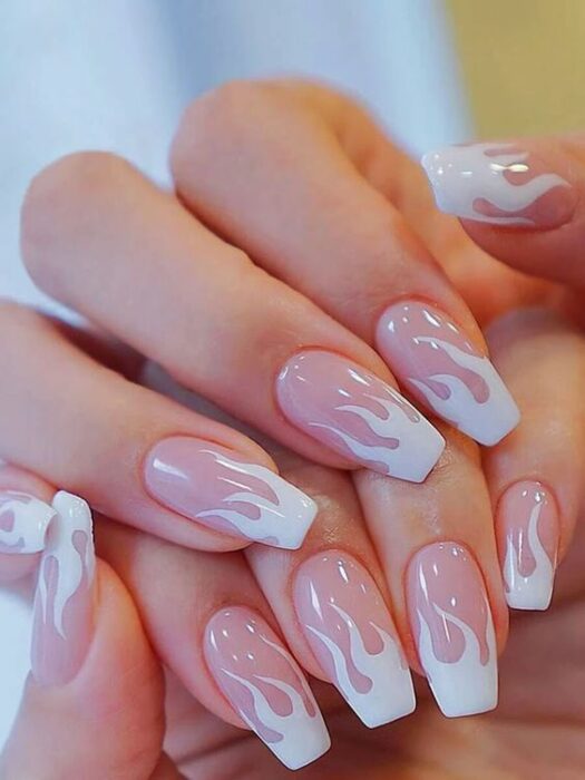 Manicura con diseño de llamas en tono blanco; Ideas para manicura aesthetic