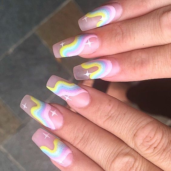 manicura con efecto arcoíris en tonos pastel; Ideas para manicura aesthetic