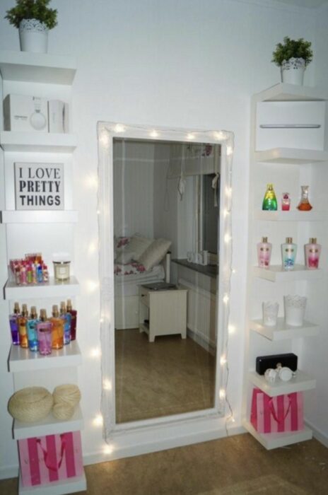 Rincón de una habitación decorado con un espejo de cuerpo completo