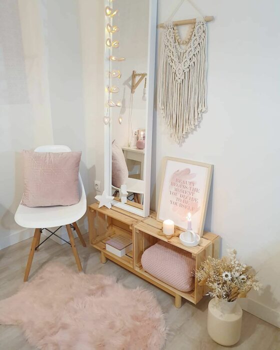 Rincón de una habitación decorado con un espejo de cuerpo completo