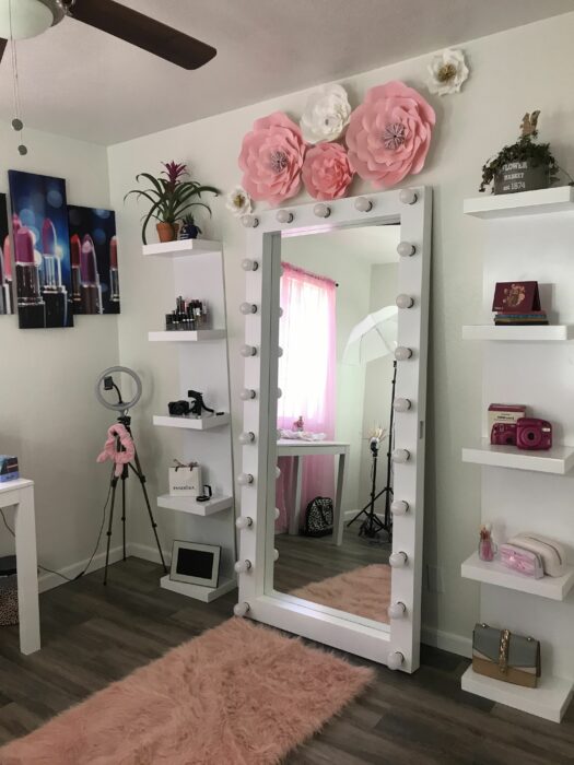 Rincón de una habitación decorado con un espejo de cuerpo completo