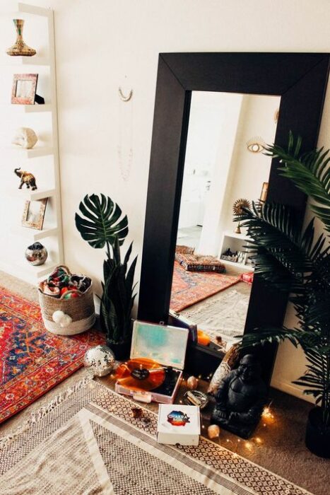 Rincón de una habitación decorado con un espejo de cuerpo completo