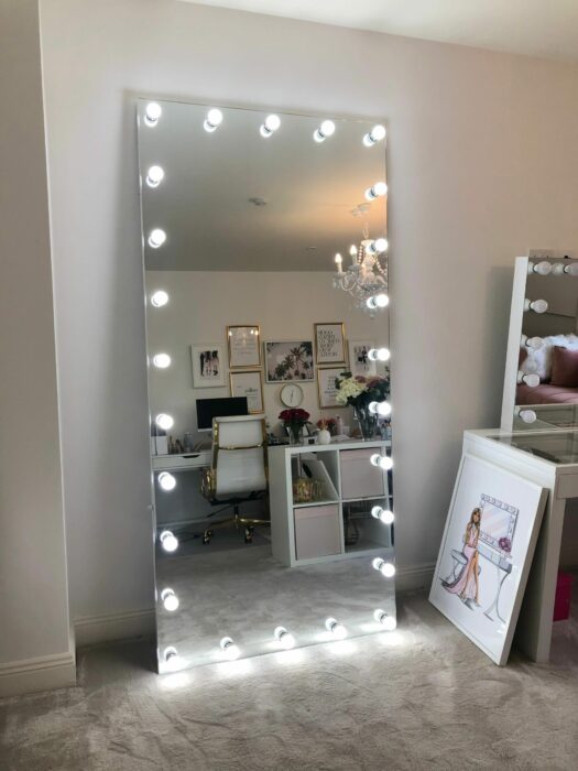 Rincón de una habitación decorado con un espejo de cuerpo completo