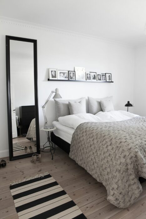 Rincón de una habitación decorado con un espejo de cuerpo completo