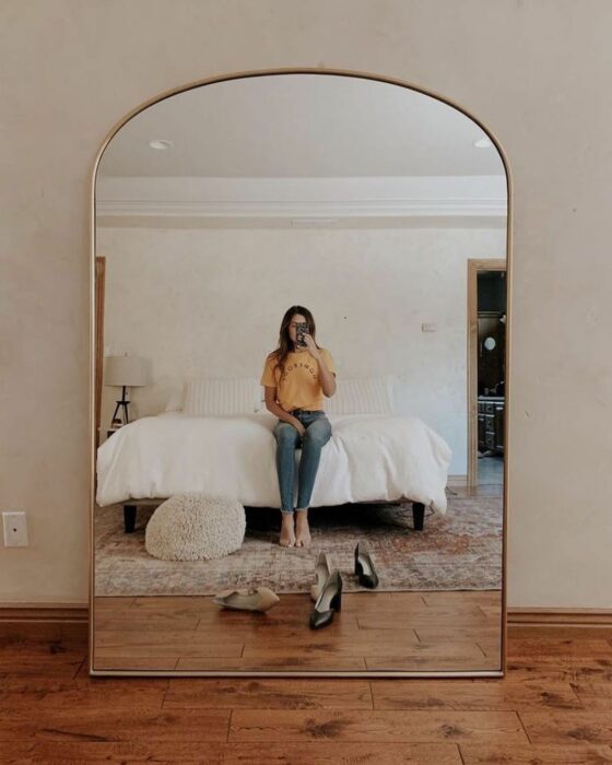 Rincón de una habitación decorado con un espejo de cuerpo completo