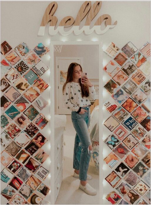 Rincón de una habitación decorado con un espejo de cuerpo completo