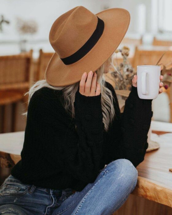 Chica con sombrero caqui; 13 Accesorios chulísimos que sí o sí te mereces