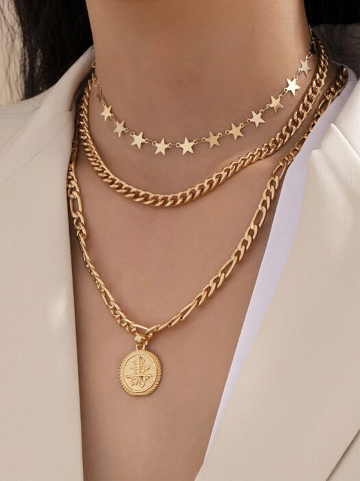 Collares múltiples en color dorado; 13 Accesorios chulísimos que sí o sí te mereces