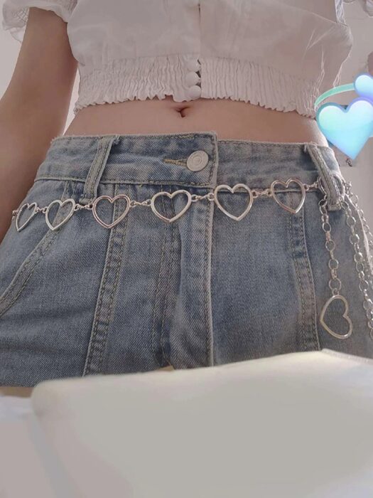 Cinturón en forma de corazón y color plateado; 13 Accesorios chulísimos que sí o sí te mereces