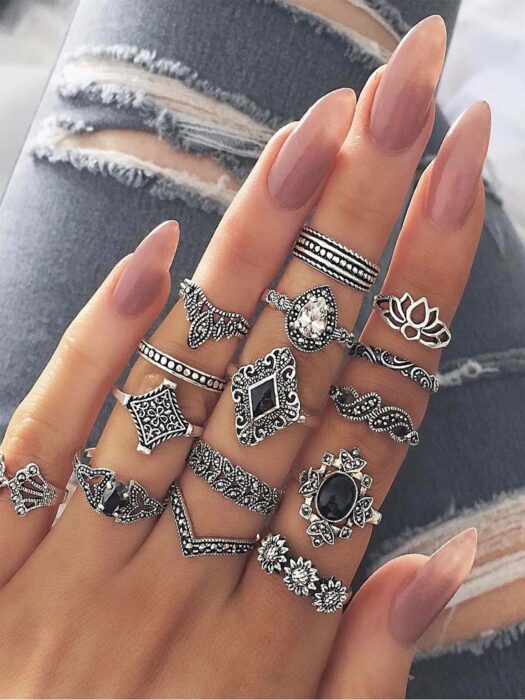 Juego de anillos en tono plateado con piedras de fantasía; 13 Accesorios chulísimos que sí o sí te mereces