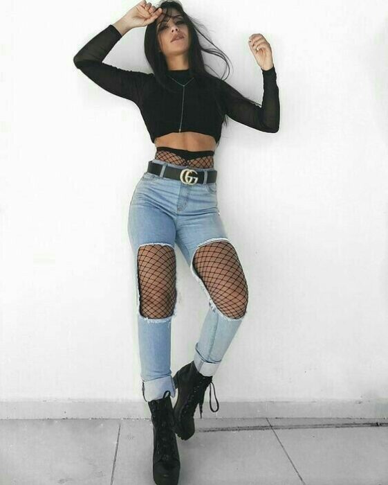 Chica llevando medias de red con jeans rotos; 13 Maneras de salvar tus jeans rotos y seguir a la moda