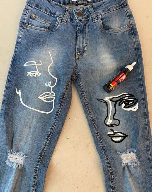 Jeans rotos decorados con pinturas de medias caras; 13 Maneras de salvar tus jeans rotos y seguir a la moda