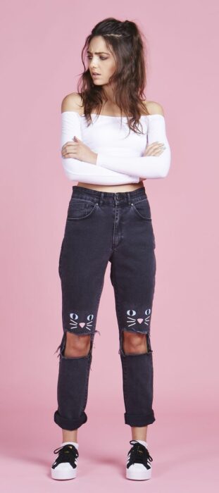 Chica con jeans rotos pintados con la cara de un gatito; 13 Maneras de salvar tus jeans rotos y seguir a la moda