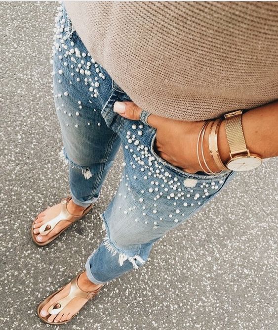 Chica llevando jeans rotos decorados con perlas; 13 Maneras de salvar tus jeans rotos y seguir a la moda