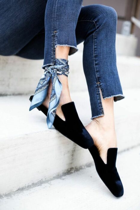 Chica con jeans rotos de los puños y un pañuelo azul; 13 Maneras de salvar tus jeans rotos y seguir a la moda