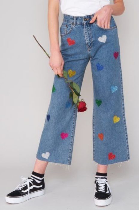 Chica con jeans cortos decorados con corazones; 13 Maneras de salvar tus jeans rotos y seguir a la moda