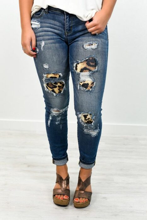 Chica con jeans rotos decorados con parches internos; 13 Maneras de salvar tus jeans rotos y seguir a la moda