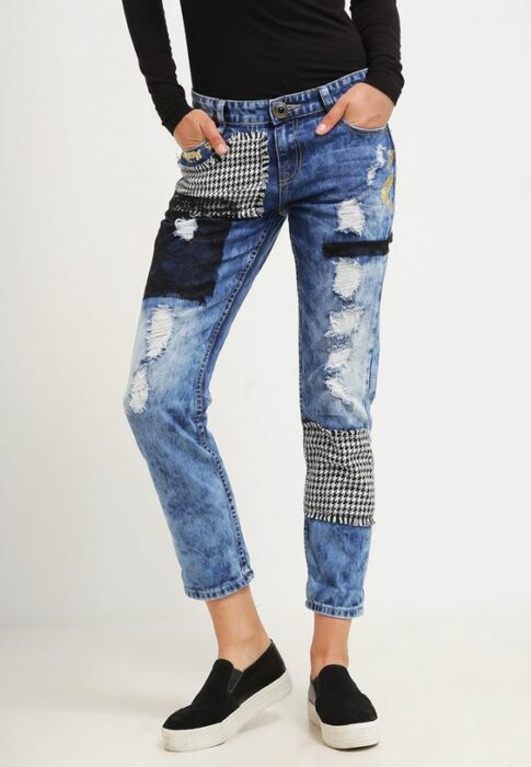Chica con jeans rotos decorados con parches; 13 Maneras de salvar tus jeans rotos y seguir a la moda