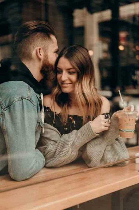 Pareja tomando un café mientras conversan