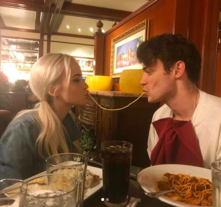 Pareja comiendo espaguetti durante una cita