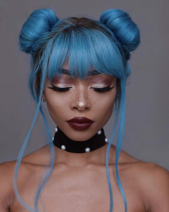 Chica con cabello peinado en bun doble en tono azul cielo