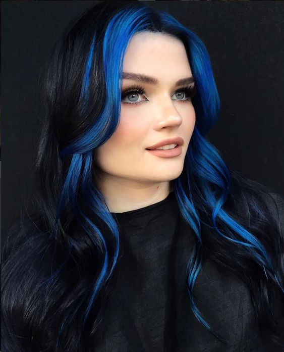 Chica con mechas al frente en tono azul rey