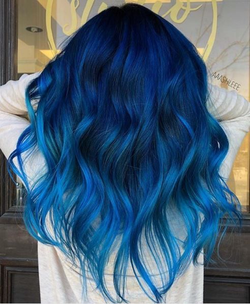 Balayage en tonos azules sobre cabello largo