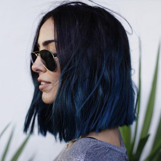 Chica con cabello en corte midi teñido en azul marino