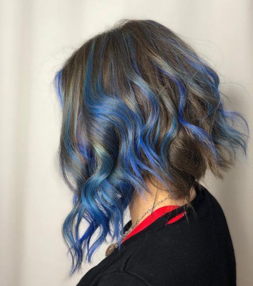 Chica con cabello corto con mechas en tonos azul