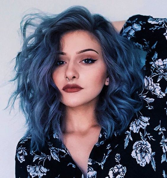 Chica con cabello en ondas teñido en azul