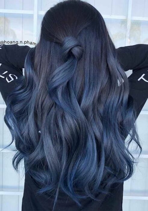 Chica de espaldas mostrando su cabello en ondas y en tonos azules
