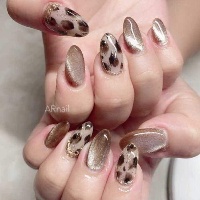 Uñas con estampado animal print y brillo
