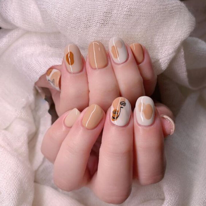 Uñas en colores de otoño con diferentes detalles