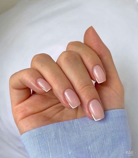 Diseño de uñas en tono nude con un discreto color blanco 