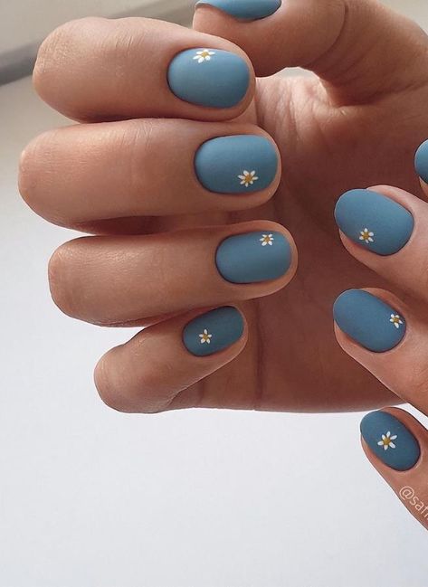 Diseño de uñas en color azul tierra con decorado floral 