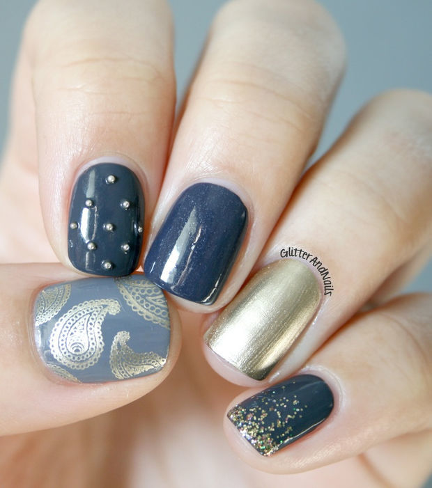 Diseño de uñas en tono azul con dorado 