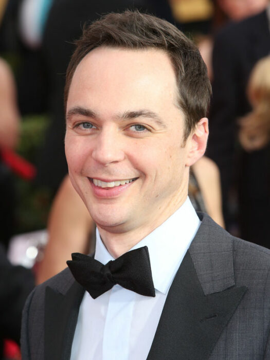 Jim Parsons usando un traje de gala
