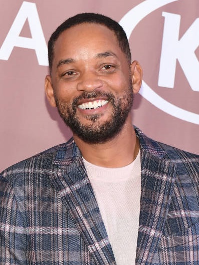 Will Smith usando una camiseta de color rosa claro y un saco a cuadros color azul