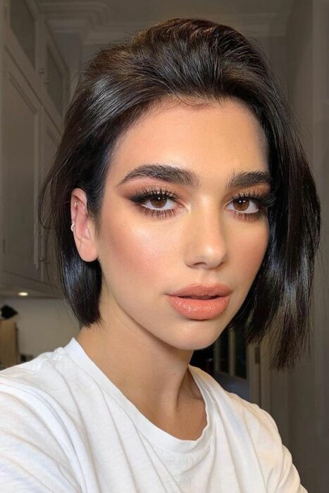Dua Lipa con corte bob en tono glossy black