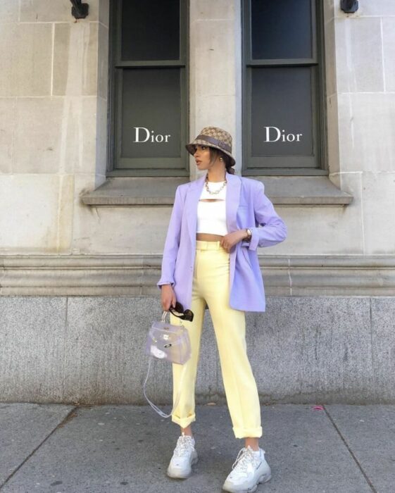 Chica usando un outfit amarillo y morado