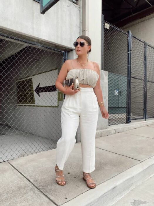 Chica en un outfit blanco con top café