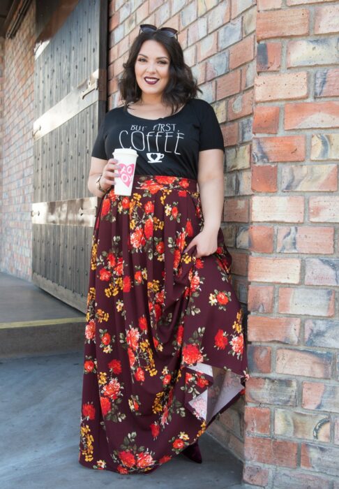 Chica usando una falda larga y un top negro