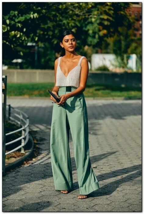 Chica con pantalones verdes y un top gris