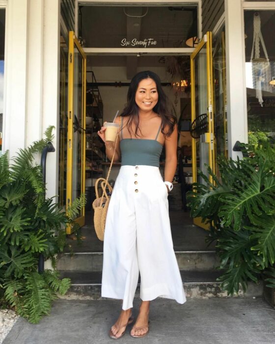 Chica en pantalones culotte y un top verde