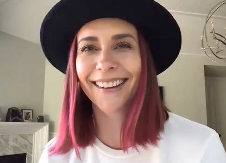 Jennifer Love Hewitt con el cabello rosa