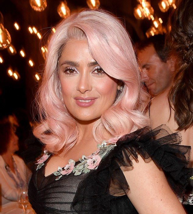 Salma Hayek con el cabello rosa