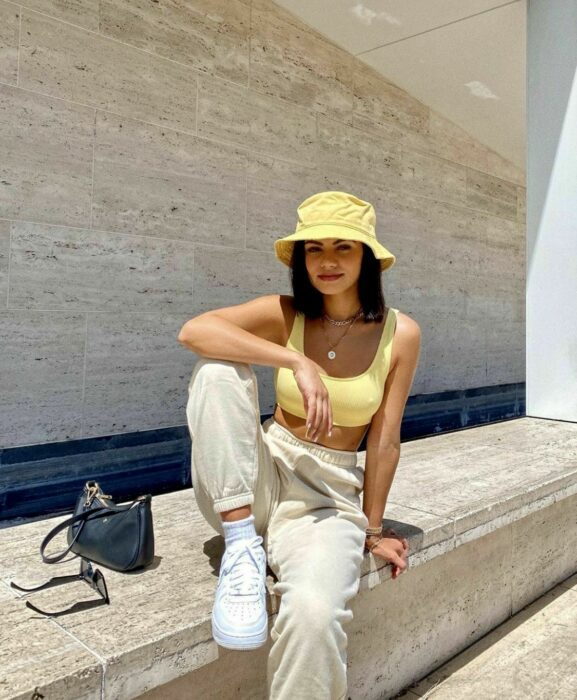 Chica usando un bucket hat con un outfit amarillo