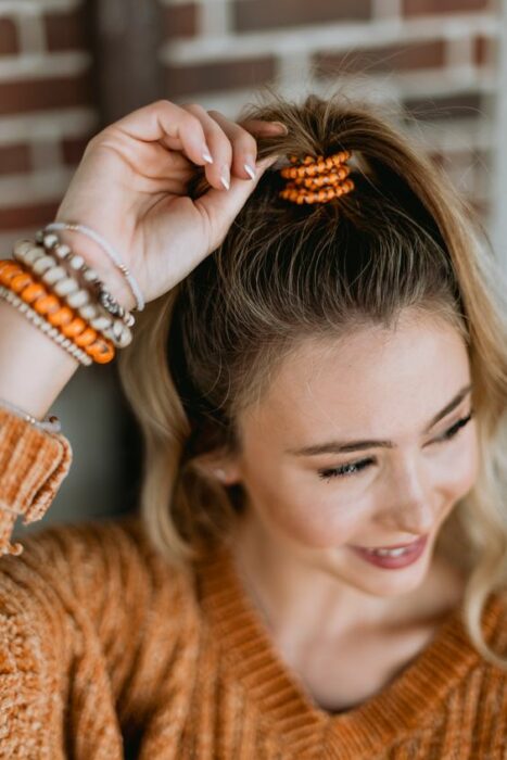 Chica usando ligas en el cabello