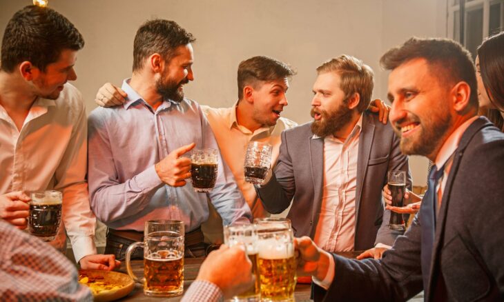 Grupo de amigos bebiendo